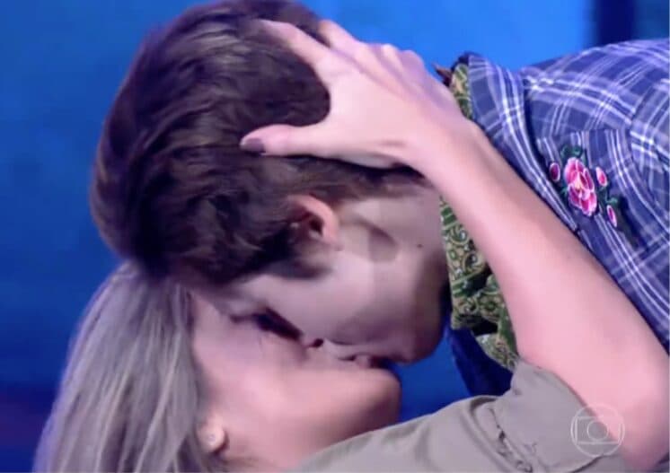 Nicolas Prattes diz que beijo foi parte da apresentação e nega que está ficando com bailarina: 'Solteiro'