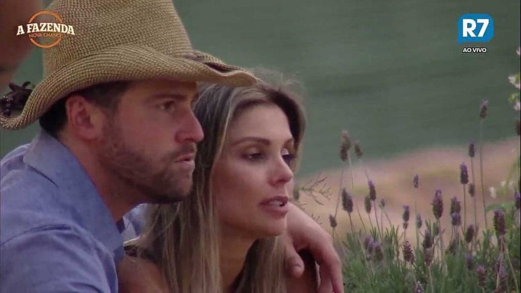 Produção de "A Fazenda" interrompe casal debaixo do edredom e Marcelo se irrita