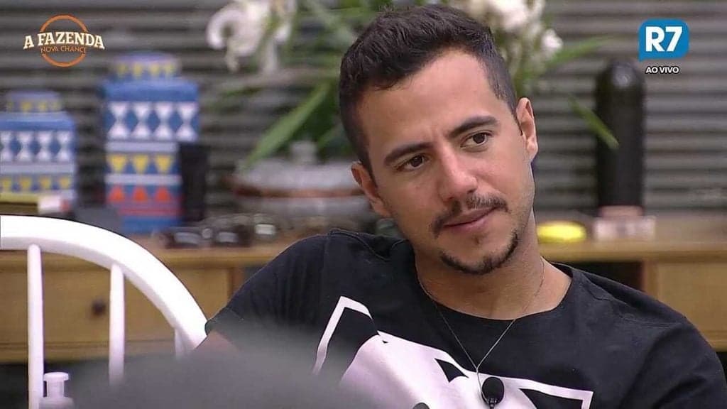 Matheus afirma que já ficou com ex-BBB e Marcos revela: "É a Mayla"