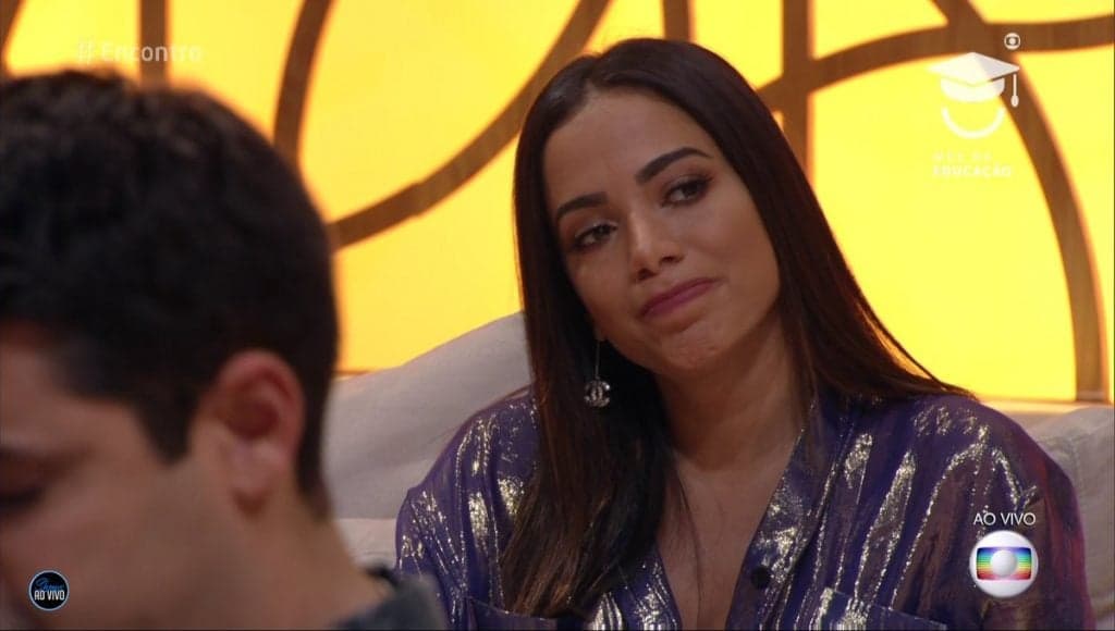 Anitta participa do "Encontro" com cara de ressaca e vira piada