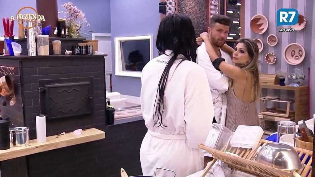 Monique diz à Flávia que queria ficar com Marcelo em "A Fazenda"
