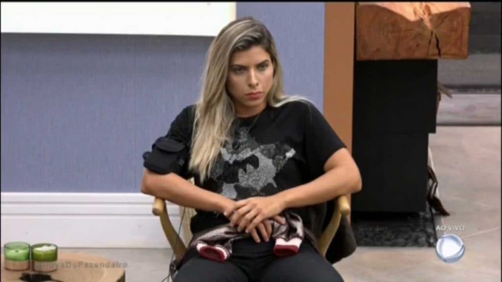 Após suposto roteiro, Ana Paula Minerato aparece com celular em "A Fazenda"