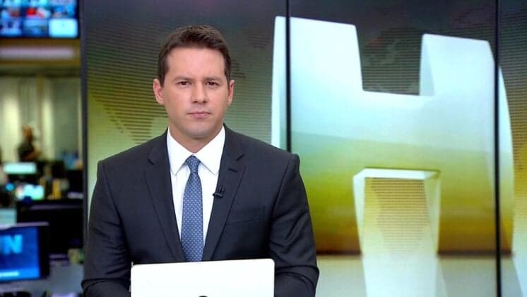 Globo é bombardeada ao vivo com pedidos de "Lula Livre" e jornalista se desespera
