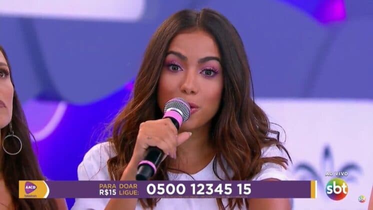 Em show, Anitta dá conselhos para crianças e recebe aplausos dos pais