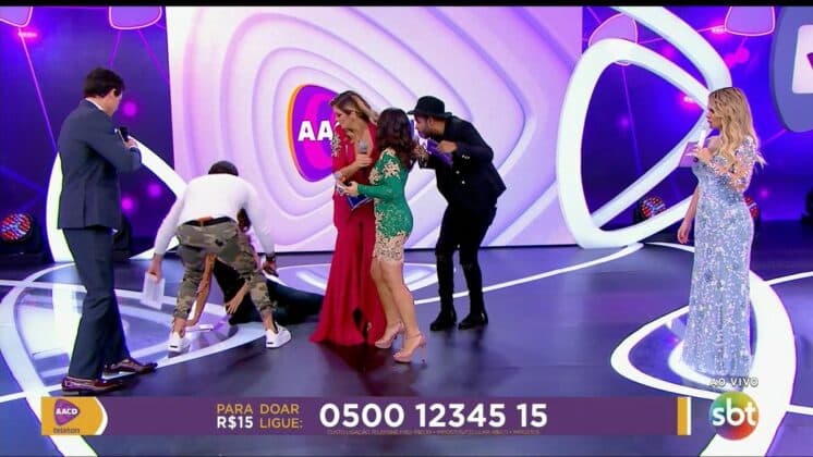 Grávida, Patricia Abravanel cai no Teleton e sai do programa ao vivo