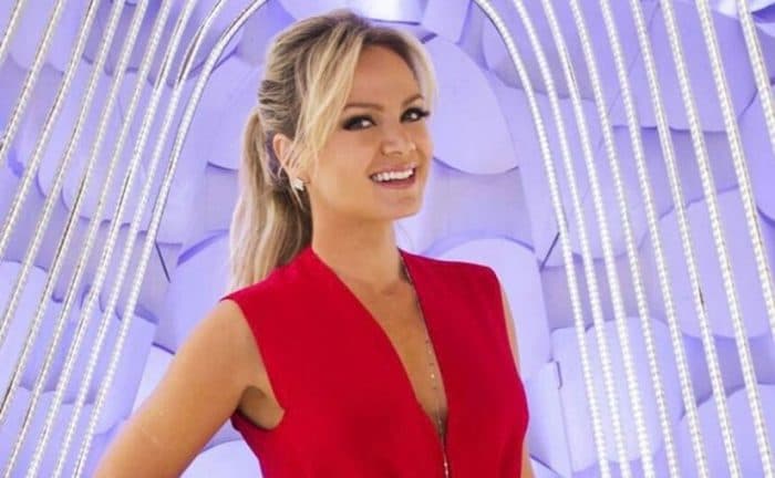 Eliana retorna às gravações de seu programa no SBT; confira as fotos