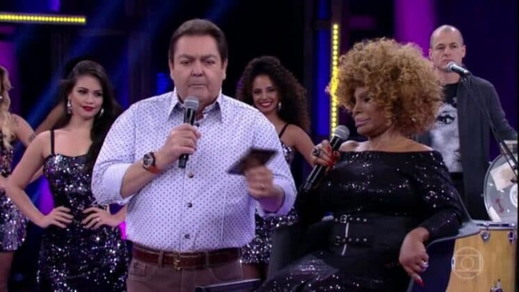 Faustão faz piada com Elza Soares e é detonado na internet