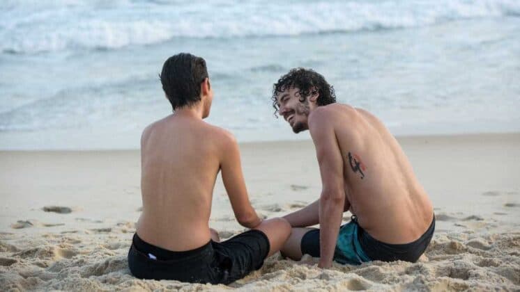 Veja como Carol Duarte gravou cena final de Ivan em "A Força do Querer" sem camisa na praia
