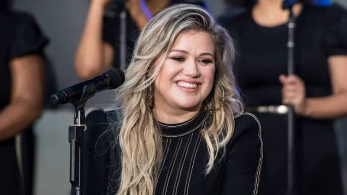 Kelly Clarkson fala sobre pressão para perder peso: "Quis me matar"