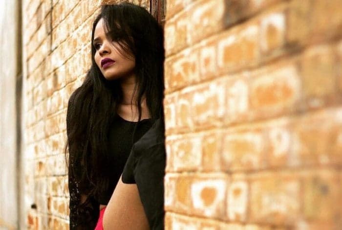 Irmã gêmea de Pabllo Vittar faz sucesso na web com makes incríveis