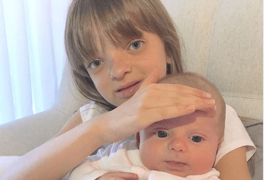 Rafinha Justus posa com filho de Karina Bacchi e ganha elogio da mãe