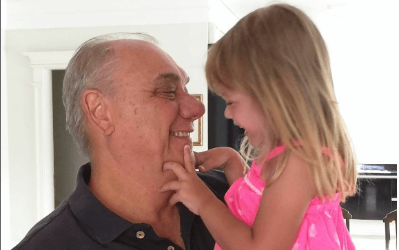 Filho de Marcelo Rezende comenta amor pelo pai e exibe foto dele com neta