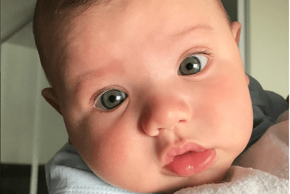 Cantor famoso baba o filho na internet: "Eu que fiz"