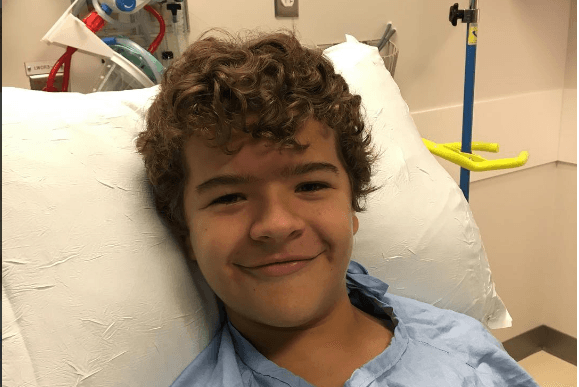 Ator de "Stranger Things" faz cirurgia para ter dentes de verdade