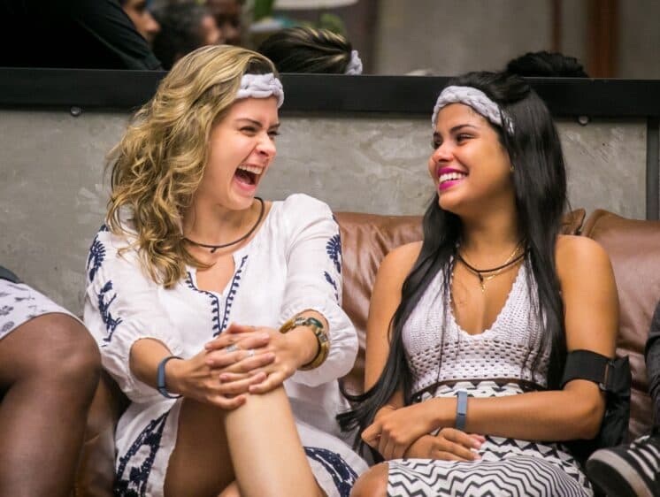 Ex-BBBs Ana Paula e Munik posam juntas e fãs vibram com reencontro
