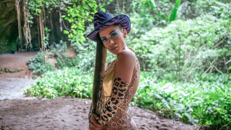 Anitta celebra sucesso de nova música e dá entrevista para famoso site internacional