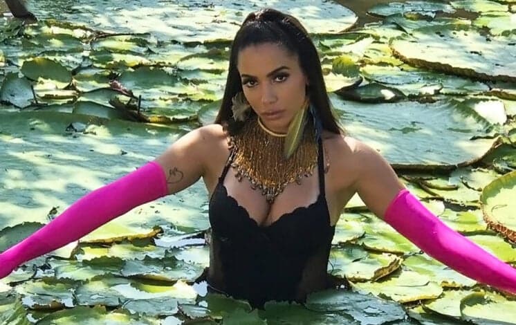 “Is That For Me”: Anitta lança nova música em Inglês com videoclipe na Amazônia; assista!