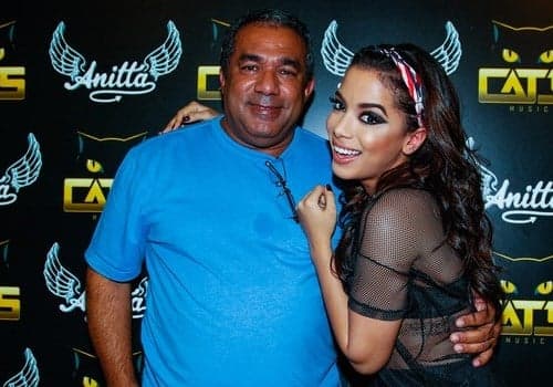 Anitta revela ''tara'' do pai por atriz global na frente dela e ele assume