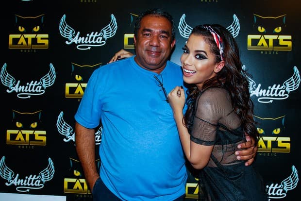Anitta causa surpresa e coloca o pai para trabalhar para ela