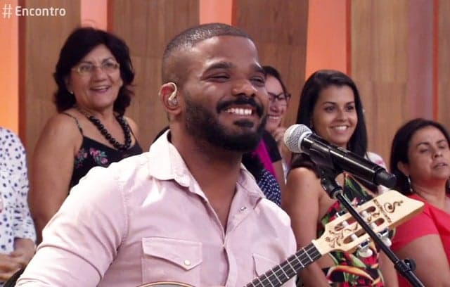Repórter da Record é vista junto com Arlindinho Cruz e causa burburinho