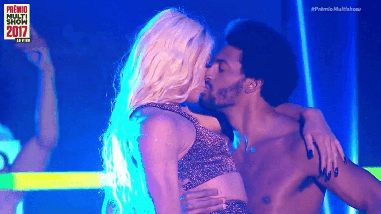 Saiba quem é o rapaz que deu beijão em Pabllo Vittar no Prêmio Multishow 2017