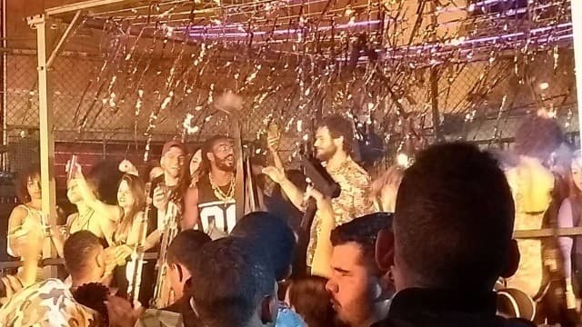 Carine como 'dona do morro' e tiroteio na favela vão agitar o final de "A Força do Querer"
