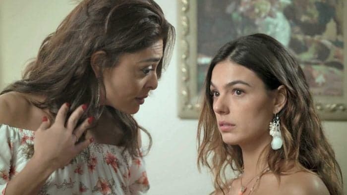 Juliana Paes e Isis Valverde se encontram em inauguração de loja e encantam ao trocar demonstrações de carinho