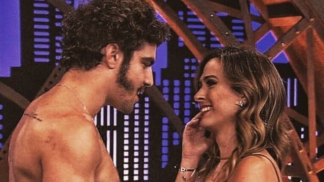 Caio Castro surpreende e tira a roupa para Tatá Werneck