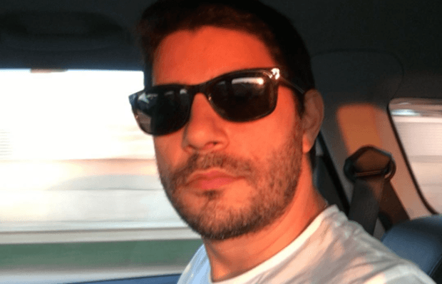 Evaristo Costa volta ao Brasil após dois meses e faz mistério