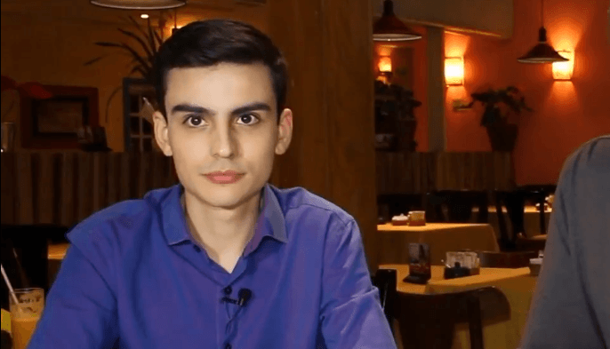 Dudu Camargo diz que sua voz é natural, fala dos famosos e sobre homossexualidade