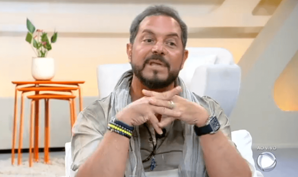 Conrado assiste vídeos da "Fazenda", fica surpreso com "traição" e se revolta