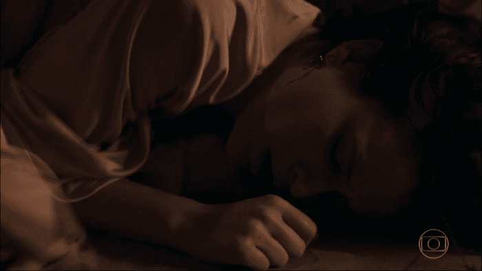 Clara é agredida em "O Outro Lado do Paraíso" (Foto: Reprodução)