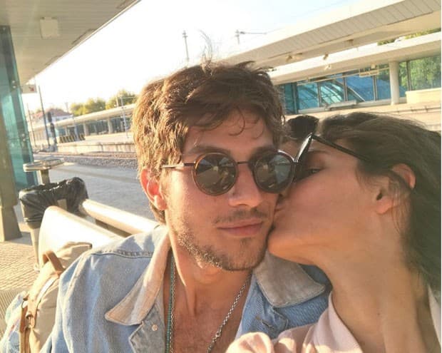 Com novo visual, Chay Suede surge em foto recebendo beijo da namorada na Europa