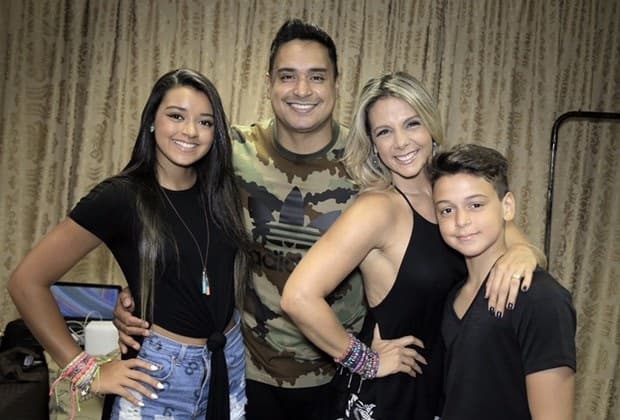 Carla Perez posta foto surpreendente e arranca elogios de internautas