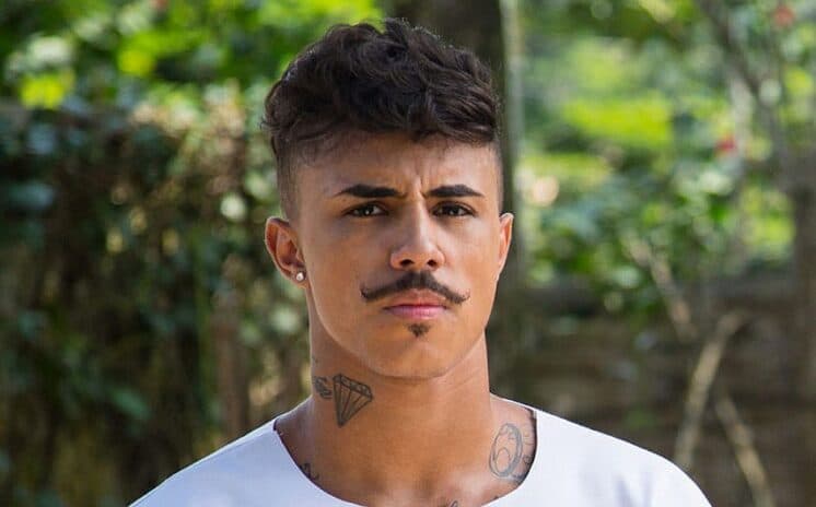 MC Livinho perde a cabeça, agride técnico de som e gera nova polêmica