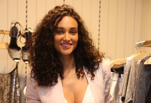Débora Nascimento mostra rostinho da filha, encanta com fofura mas divide opinião dos internautas com detalhe