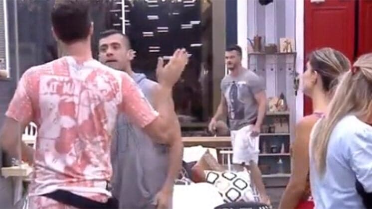 "A Fazenda": Marcelo Ié Ié e Yuri brigam com empurrões e tapas na cara
