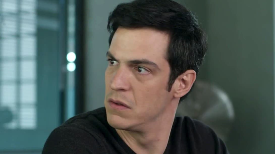 Mateus Solano, afastado da Globo é flagrado em nova profissão bizarra (Foto: Reprodução/Globo) Mateus Solano, afastado da Globo é flagrado em nova profissão bizarra (Foto: Reprodução/Globo)