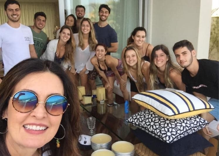 Fátima Bernardes recebe críticas por "falta de diversidade" em foto com a família
