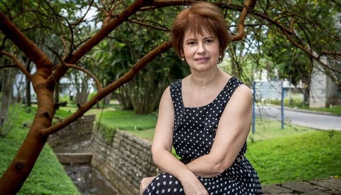 Atriz de "O Outro Lado do Paraíso" relembra trabalho na rua após ser esquecida: "momento duro na minha vida"