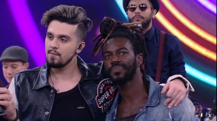 Jonathan Azevedo, o Sabiá de "A Força do Querer", faz dueto com Luan Santana e surpreende