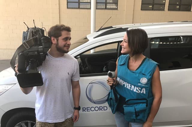 Para compor novo personagem, Juliana Knust faz laboratório com equipe de jornalismo da Record