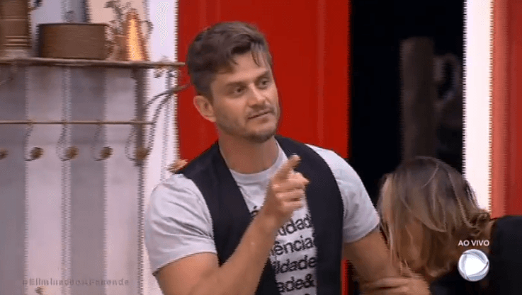 Marcos Harter volta à sede com um recado para os adversários em "A Fazenda"
