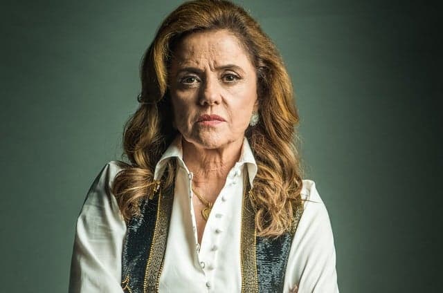 O Outro Lado do Paraíso: Sophia suborna delegado e cria armadilha para Clara