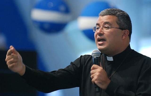 Padre esquece de missa na TV e detona novelas da Globo