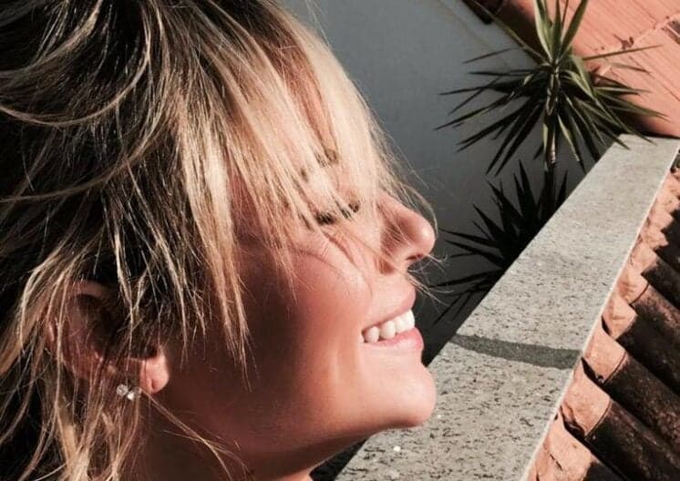 Paolla Oliveira publica foto radiante nas redes sociais e esbanja beleza sem maquiagem