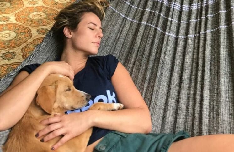 Paolla Oliveira surge preguiçosa em foto e brinca com horário de verão