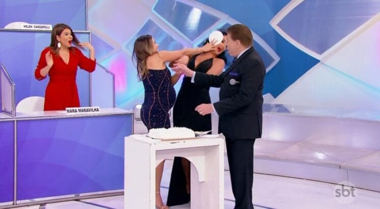 Patricia Abravanel joga bolo na cara de Helen Ganzarolli e é detonada nas redes sociais: "Falta de respeito e de postura"