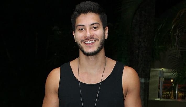 Arthur Aguiar muda o visual para próxima novela das 21h; veja