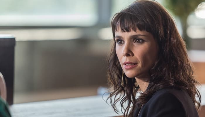 Débora Falabella surpreende, faz publicação contra Bolsonaro e é atacada na internet